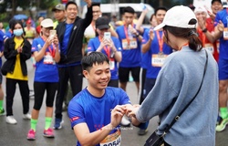 Màn cầu hôn bất ngờ “không kịp phản ứng” siêu dễ thương trên đường chạy quanh Hồ Tây