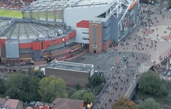 Không thể chứng kiến bị Liverpool làm nhục, CĐV MU lũ lượt bỏ về giữa trận