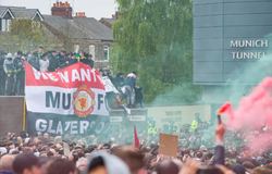 Roy Keane bênh vực CĐV MU khiến trận Liverpool bị hoãn