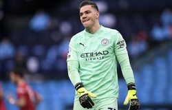 Thủ môn Ederson gây choáng với đường chuyền dài suýt thành bàn
