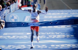 Không phá kỷ lục thế giới chạy 42,195km, Eliud Kipchoge vẫn đi vào lịch sử Berlin Marathon