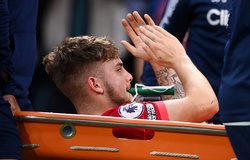 Sao trẻ Liverpool bị trật mắt cá chân khủng khiếp ở trận gặp Leeds 