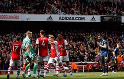 Fernandes trải qua ngày đen tối với MU trước Arsenal