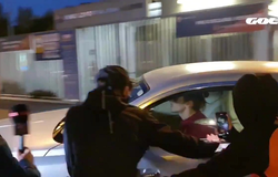 Fan Messi vây xe của Griezmann để nêu yêu cầu kỳ lạ