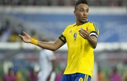 Aubameyang và các đồng đội vạ vật ở sân bay châu Phi gây sốc