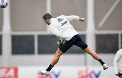 Ronaldo lại gây sốt mạng xã hội với bức ảnh ấn tượng 