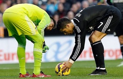 Thủ môn nào khiến Ronaldo chịu đau khổ nhất trên chấm phạt đền?