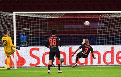 Hậu vệ bất đắc dĩ của Liverpool giải vây ngoạn mục trước Ajax