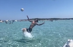 Ibrahimovic tái hiện cú "xe đạp chổng ngược" khó tin... trên biển