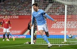 Hậu vệ Man City được “cứu” khỏi pha phản lưới nhà trước MU