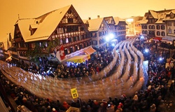 Lễ hội đuổi theo ông già Noel trong ngày Giáng sinh ở đất nước của sao Liverpool