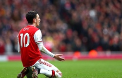 Arsenal tính học MU nhằm tống tiễn Oezil