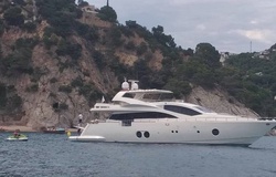 Messi tạm xa Barca để giải khuây trên du thuyền cùng vợ con