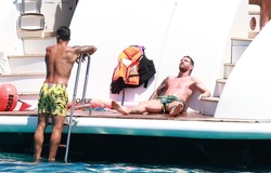 Bên trong du thuyền của Messi và Suarez có giá 7.500 euro mỗi ngày