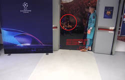 Hình ảnh Messi thất thần trong phòng thay đồ được lan truyền