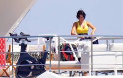 Bạn gái Ronaldo bận rộn với đống quần áo bikini... sau kỳ nghỉ 