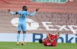 Salah lại bị cáo buộc ăn vạ kiếm phạt đền cho Liverpool