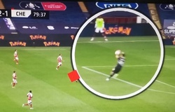 Chelsea tố thủ môn Arsenal chơi bóng bằng tay ngoài vòng cấm có đúng?