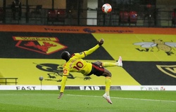 Cựu sao MU và Arsenal tái hiện siêu phẩm của Ronaldo