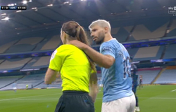 Tiền đạo Man City may mắn thoát án "sàm sỡ" trọng tài