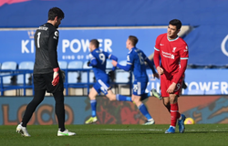Alisson lại mắc sai lầm khiến Liverpool ôm hận trước Leicester