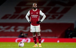 Lacazette bị CĐV Arsenal “ném đá” khi bỏ lỡ ghi bàn trước Leicester