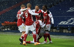 Arsenal tạo ra pha phối hợp kinh điển để Saka ghi bàn