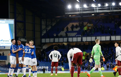 Arsenal có khởi đầu tệ nhất lịch sử vì phản lưới nhà khó tin