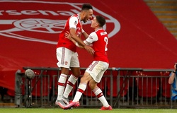 Aubameyang lập cú đúp cho Arsenal và áp sát thành tích của Salah
