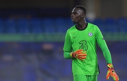 Thủ môn Chelsea suýt phản lưới nhà trước MU gây liên tưởng đến Kepa