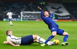 Mourinho bị công kích sau hiệp 1 tệ không tin nổi trước Chelsea