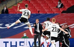 Người hùng Fulham với bàn thắng kinh ngạc bằng đá phạt từ gần 40m