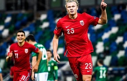 Haaland ghi bàn bằng cú vô lê siêu phàm khiến thủ môn “hóa đá”