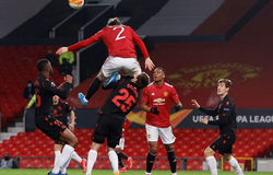 MU mất oan bàn thắng trước Sociedad do Lindelof bay người thô bạo