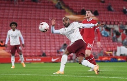 Phản ứng bất ngờ của trọng tài khi Lacazette bỏ lỡ cơ hội cho Arsenal