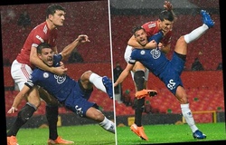 MU thoát phạt đền khó tin sau khi Maguire chơi “đấu vật”