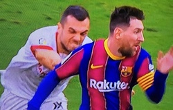 Messi khiến cầu thủ Sevilla bất lực vồ hụt trên sân