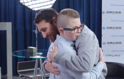 Phản ứng xúc động của đứa trẻ mù khi biết Messi ở trước mặt mình