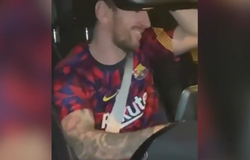 CĐV Barca khiến Messi bật cười với lời bày tỏ dí dỏm