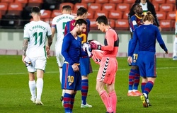 Phản ứng bất ngờ của thủ môn Elche khi Messi đề nghị đổi áo