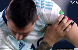 Messi khiến CĐV lo lắng với hành động kỳ lạ ở trên sân