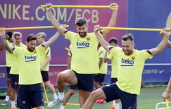 CĐV Barca thở phào thấy Messi trên sân tập với băng bảo vệ