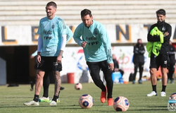 CĐV Bolivia dùng cách đặc biệt để "nhìn lén" Messi tập luyện