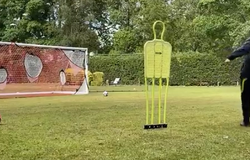 HLV MU khiến fan thích thú về khả năng dứt điểm trên sân tập