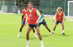Ozil chia tay đồng đội ở Arsenal sau khi hy sinh tiền lương