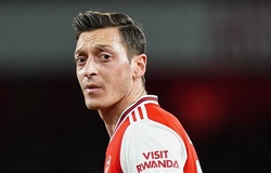 Tại sao Mesut Ozil không được ra sân ở trận Arsenal vs Man City?