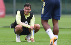 Mesut Ozil đưa ra điều kiện “oái ăm” cho Arsenal để ra đi