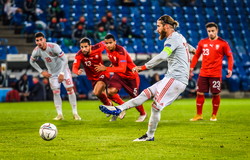 Ramos bỏ lỡ cơ hội bắt kịp kỷ lục sút phạt đền của Ronaldo