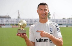 Ronaldo ăn mừng giải thưởng ghi bàn đặc biệt ở cấp độ quốc tế