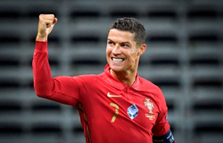 Ronaldo tập sút phạt để ghi bàn thứ 100 ở đội tuyển